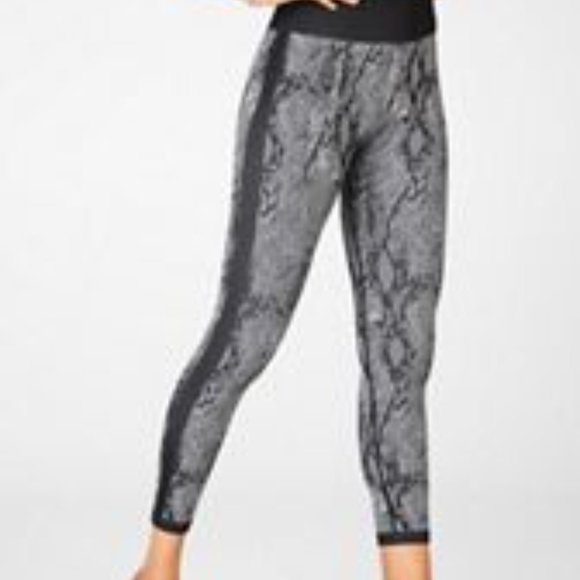 Fabletics High-Waisted Seamless Snakeskin 7/8 - M - Picture 3 of 3